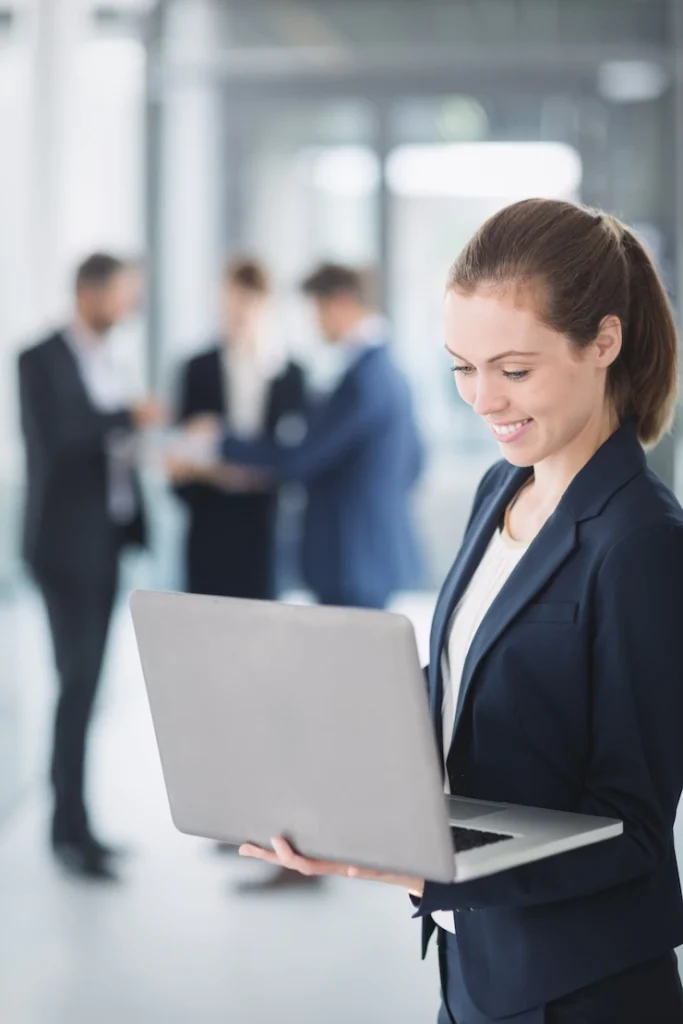 Renta de computadoras en Guadalajara - mujer negocios utilizar computadora portatil 107420 84833.jpg 683x1024 - Renta de computadoras en Guadalajara